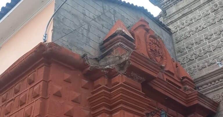 Una mujer murió luego de que le cayera encima parte de la fachada de una iglesia en Perú