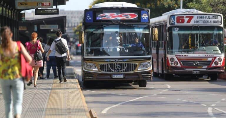 Kicillof aumenta 15% los colectivos para evitar un paro y las empresas le piden más plata a Milei