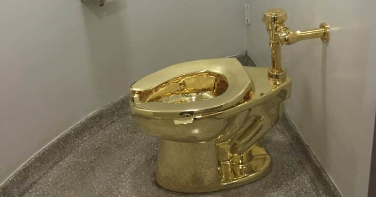 Sale a subasta una obra de arte insólita: un inodoro de oro puro