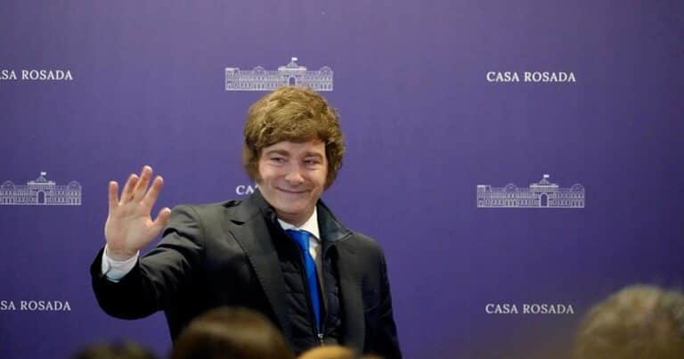 Javier Milei sugirió en una entrevista con Financial Times que sostendrá el esquema de bandas del dólar hasta el final su mandato