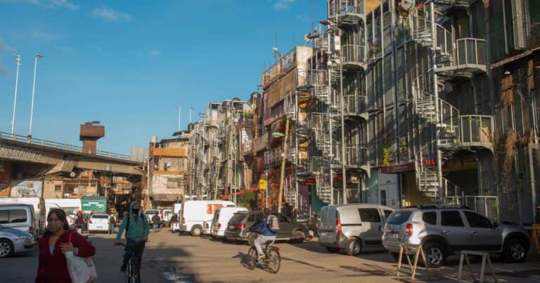 Sólo el 30% de los pobres en la Argentina accede a la red de gas, agua y cloacas