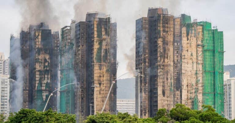 Revés en las sospechas de la causa del incendio de Hong Kong: analizan «intencionalidad» en el fatal suceso