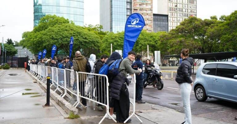 Furor por Decathlon: acampe, cola desde la madrugada y debate por los precios