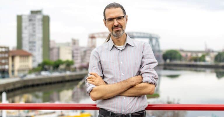 El español Daniel Canogar, explorador de la obsolescencia digital y el exceso de información