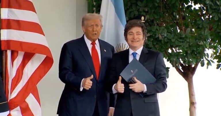 «Trump vuelve a ganar a lo grande con el intercambio de pesos argentinos», el artículo que difundió la Casa Blanca sobre las ganancias de Estados Unidos