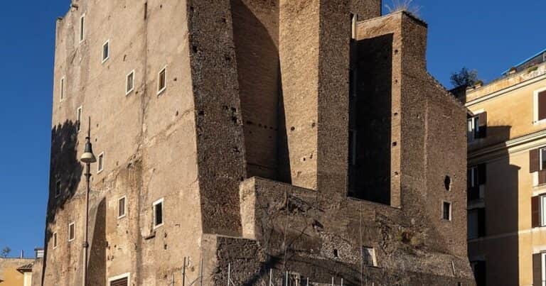 Los impactantes videos del derrumbe de una torre medieval en Roma