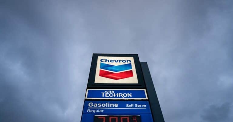 Chevron dice que podría acelerar sus inversiones en Argentina, pero que por ahora las mantendrá «al ritmo de las reformas» de Milei