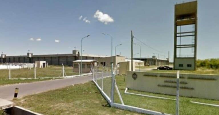 Un preso acusado de abuso fue asesinado en una cárcel de Florencio Varela: hubo un motín y detuvieron a cinco agentes penitenciarios