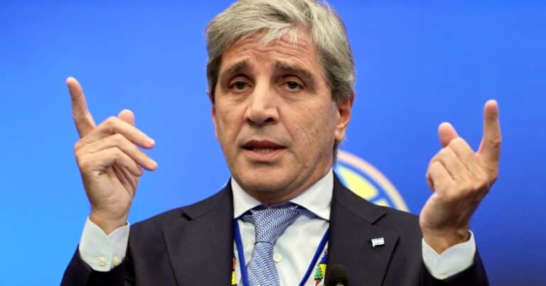 Caputo confirmó que presentará nuevas medidas y el swap con China es una alternativa para pagar deuda