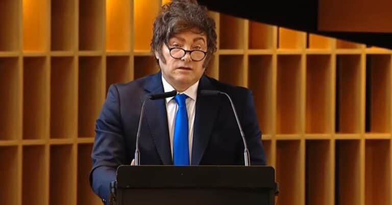 «Abróchense los cinturones porque habrá muchas más reformas»: el aviso de Javier Milei al participar de un acto en Corporación América