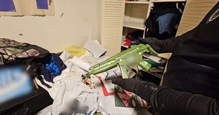 Detuvieron en Caballito a un chico de 16 años que planeaba un tiroteo en su antigua escuela: su arsenal, la apología al nazismo y la mención a Anders Breivik