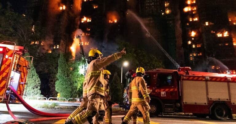 Incendio en Hong Kong: bomberos descubrieron el material que potenció el fuego