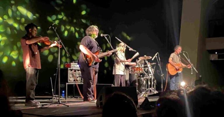 Se enamoraron en un concierto, formaron una banda y ya llevan 40 años tocando: el romance más sólido (y perfil bajo) del rock