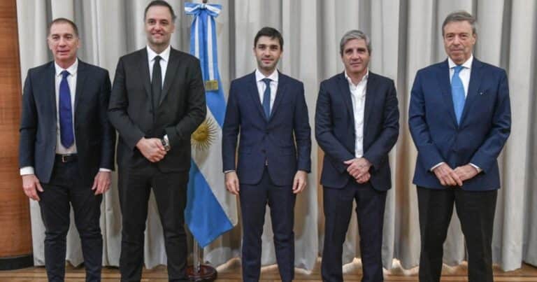 El Gobierno anunció la quita de retenciones al petróleo: firmó el primer acuerdo con el gobernador de Chubut