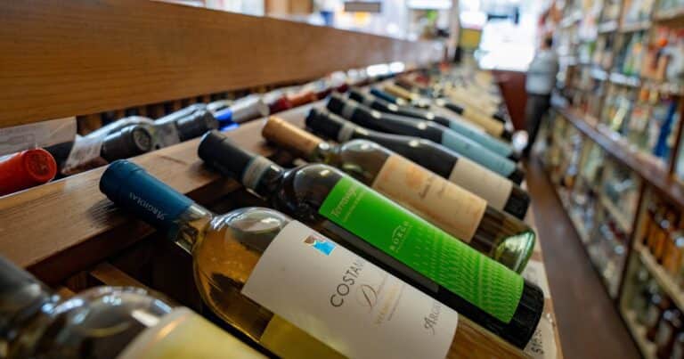 El Gobierno eliminó 973 normas y desregula la industria del vino argentina