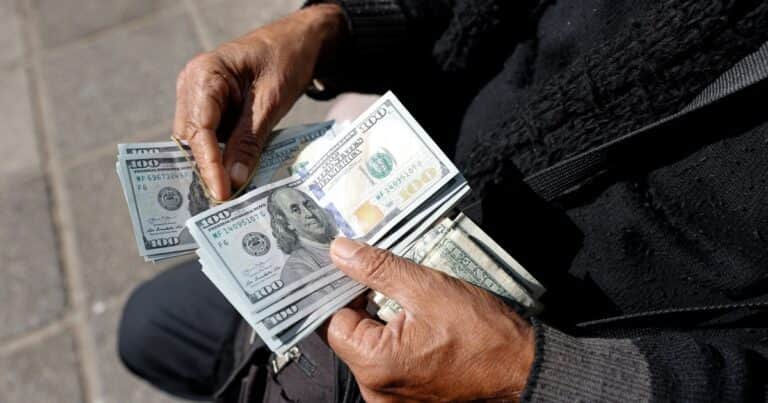 El dólar sube por quinto día seguido y las acciones argentinas trepan en Wall Street