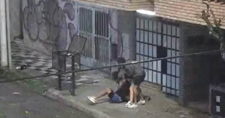 Violento intento de robo en Córdoba: puñetazos y patadas en el piso para robarle un celular