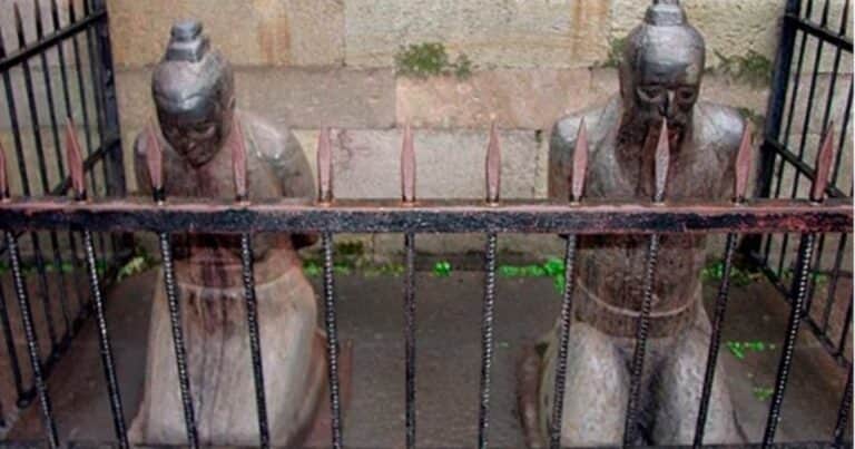 El misterio de las estatuas más odiadas del mundo: todos los días reciben patadas y cachetazos