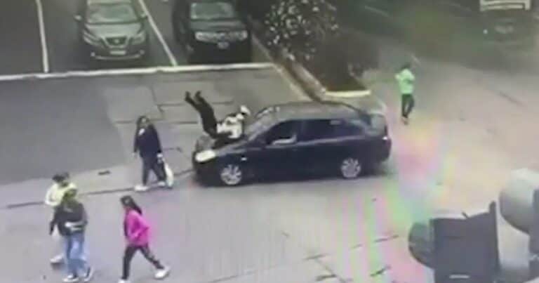 Atropelló y levantó por el aire a tres jubiladas en el centro de Lanús: iba manejando en ojotas y se le trabó el acelerador