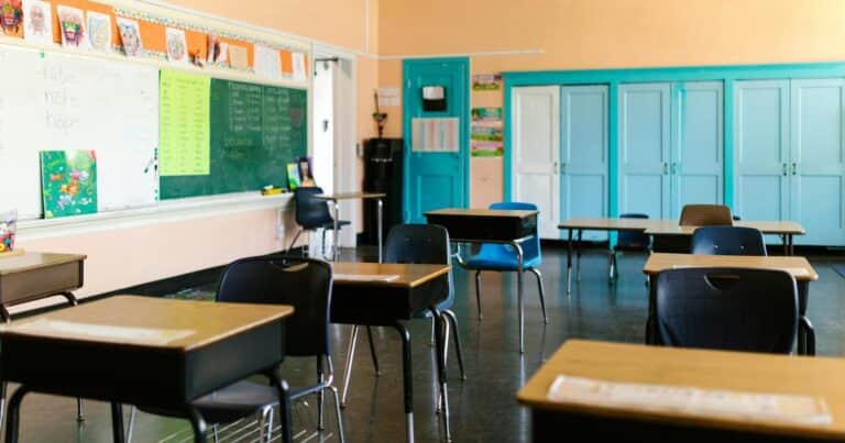 Inhabilitaron a la directora de una escuela primaria por guardar alcohol en su oficina y consumirlo durante su trabajo