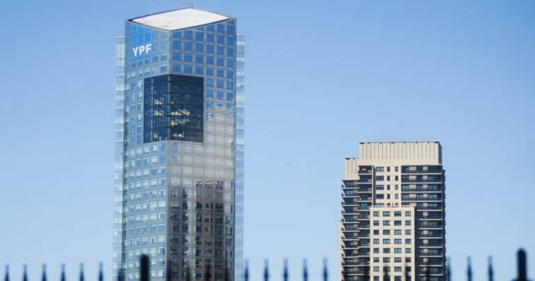 El Gobierno sacó de YPF a un ex Cavallo y sumó a un hombre de Francos