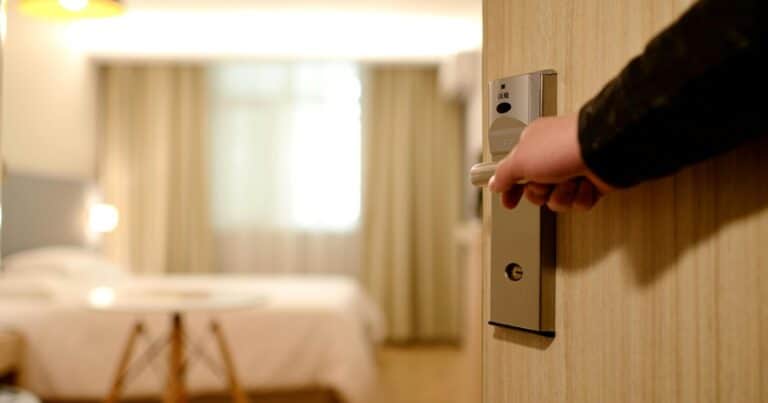 Se vengó de un hotel después de que le negaran un reembolso y al final tuvo que pagar miles de dólares