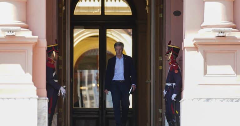 Giro del Banco Central: cambiará el esquema de bandas del dólar a partir de 2026 y se compromete a comprar reservas