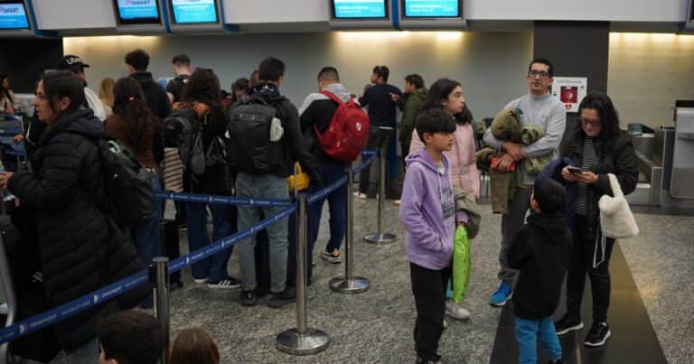 Problemas para volar en las Fiestas: controladores aéreos preparan medidas de fuerza para las últimas semanas del año