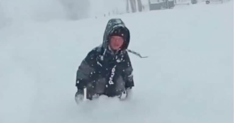 Conmovedor video: un nene camina entre la nieve para ir a clases en un pueblo vecino