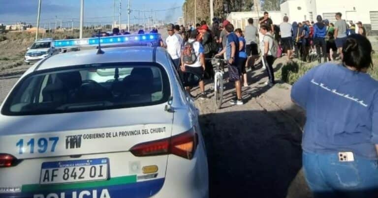 Trelew: robó un auto, atropelló a un hombre, volcó y terminó linchado por los vecinos