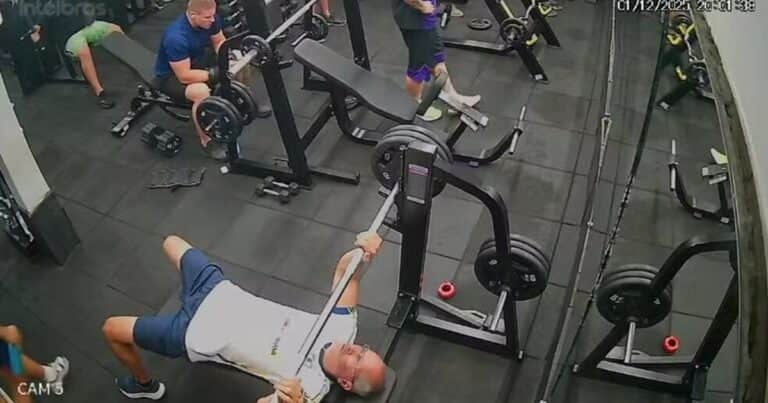 Estaba en el gimnasio, levantó peso con una técnica peligrosa, la barra cayó sobre su pecho y murió al instante