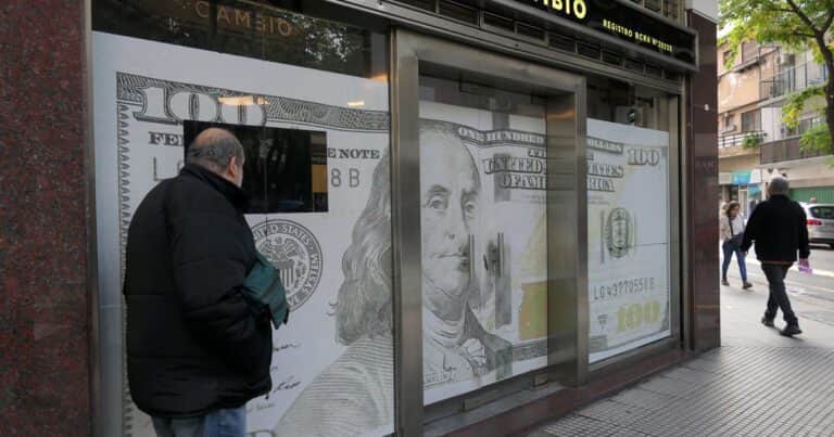 Maniobras con el dólar: cómo funcionaba el circuito ilegal que dio ganancias millonarias por el cepo y la brecha cambiaria