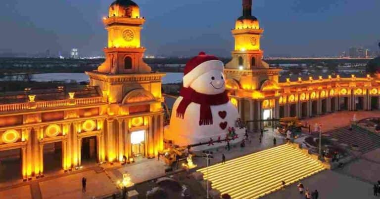 La foto internacional del día: un muñeco de nieve de 19 metros de alto en una plaza de China