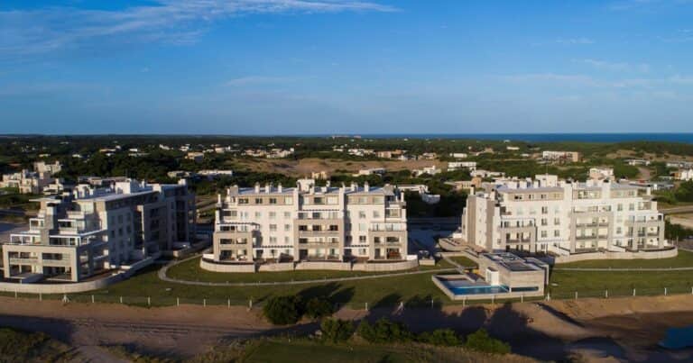 El Gobierno investiga a dueños de casas millonarias en el barrio vip Costa Esmeralda