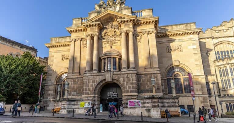 Desde un adorno de elefante hasta un buda de marfil: así fue el robo de 600 piezas de enorme valor cultural en el Museo de Bristol