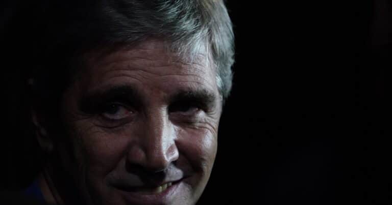 Luis Caputo se pone el chaleco de repartidor y sale a hacer ‘delivery de economía’