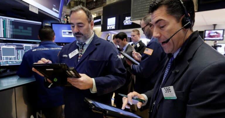 El riesgo país cae a 555 puntos: mínimo en siete años