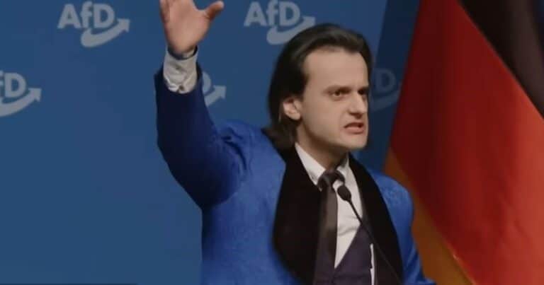 Quién es Alexander Eichwald, el joven que habló como Hitler en un acto de la ultraderecha alemana