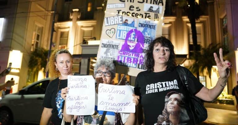 Cristina Kirchner internada: la militancia kirchnerista se acercó hasta el sanatorio Otamendi