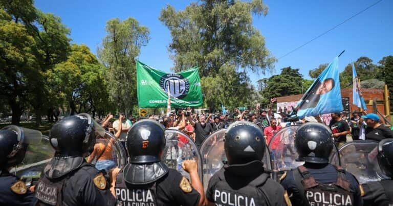 Incidentes entre la Policía y trabajadores estatales en una protesta del INTI en avenida General Paz