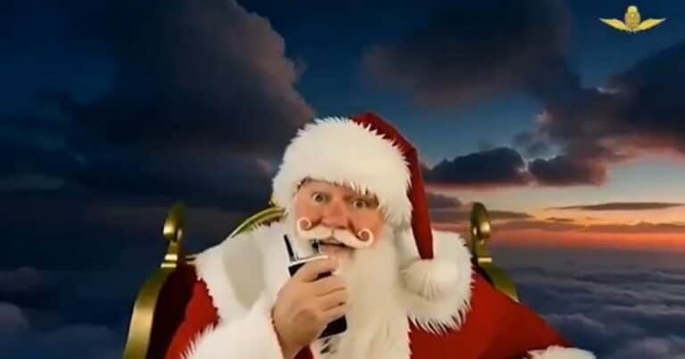 El insólito saludo por Navidad de la Fuerza Aérea: Papá Noel en un trineo tirado por los caza F-16 recién comprados