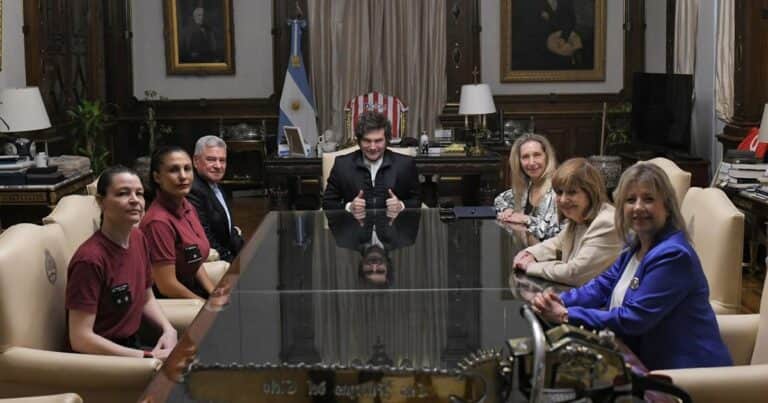 «Fílmeme señora, así me ve mi Presidente»: Milei recibió a la policía que protagonizó un video viral
