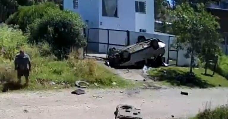 Aparatoso vuelco de un automóvil en el que escapaban dos ladrones roba-ruedas en Mar del Plata