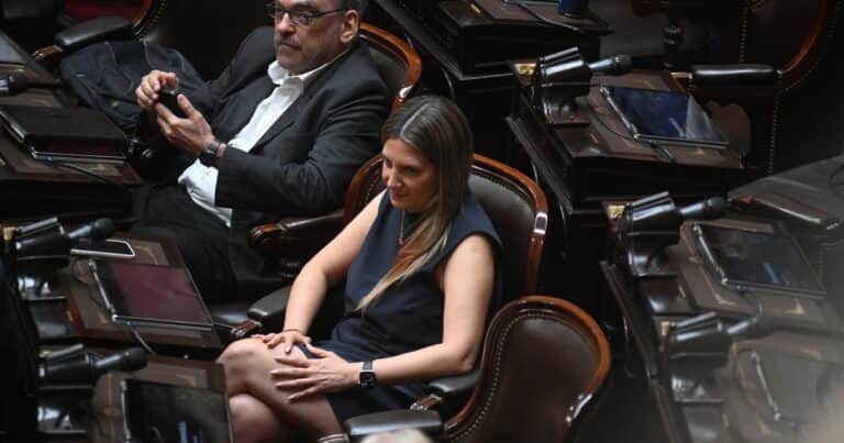 En la previa a la jura de los 127 diputados, el cuerpo aprobó las renuncias de Santilli, Lospennato y Píparo, entre otros