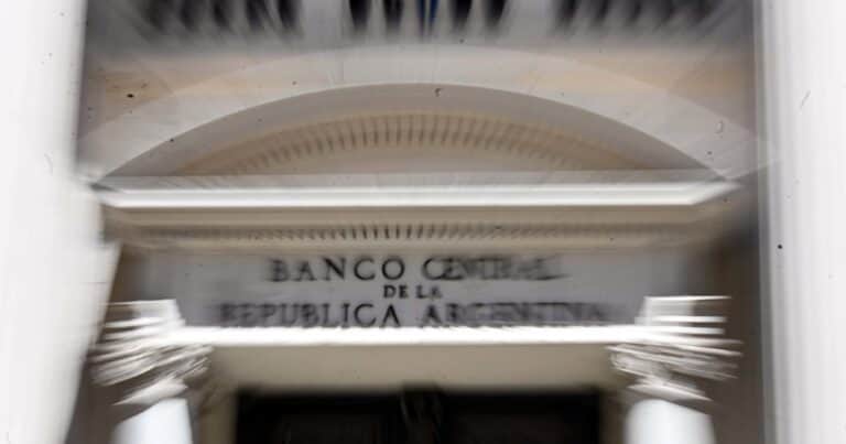 En medio de la presión sobre las reservas, el Gobierno prepara otra flexibilización del cepo desde enero