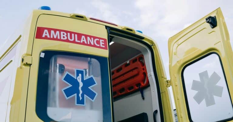 Tragedia en Inglaterra: se bajó de una ambulancia tras recibir asistencia por un incidente y fue atropellado por un auto