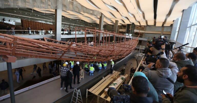 Están reconstruyendo en público la barca solar del faraón egipcio Keops