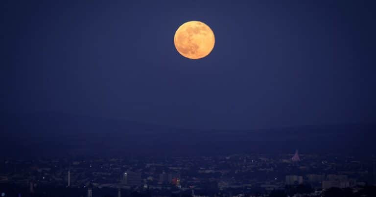 Cuándo será la luna llena de diciembre 2025 y cómo aprovecharla para verla mejor