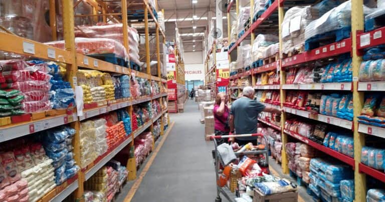 Supermercados piden frenar la suba de tasa en Pilar: el ranking de municipios bonaerenses que más cobran