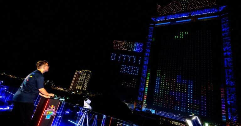 Más de 2.500 drones y un nuevo récord mundial: así fue la final del primer mundial de Tetris